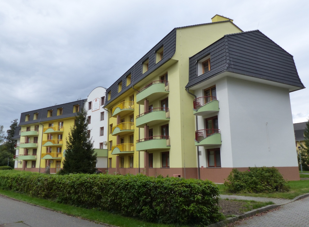 Boční pohled na Senior-dům se zelenými balkony